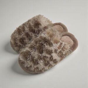 Fuzzy Leopard Print Slippers Soft Plush Indoor Outdoor Slides Womens 5/6 NWT